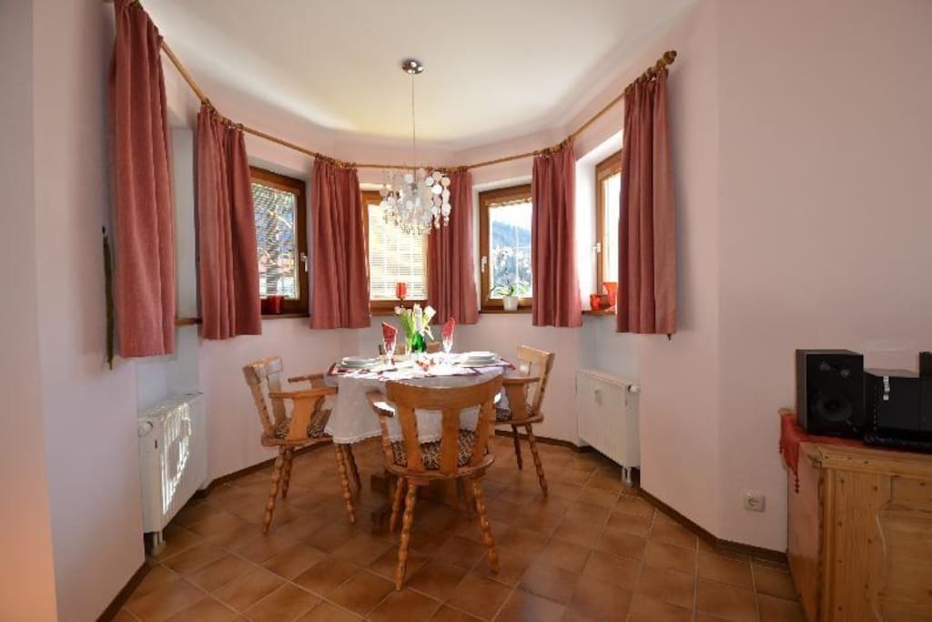Wohnzimmer mit Esserker nach Süden ausgerichtet und mit prachtvollem Rundumblick.
