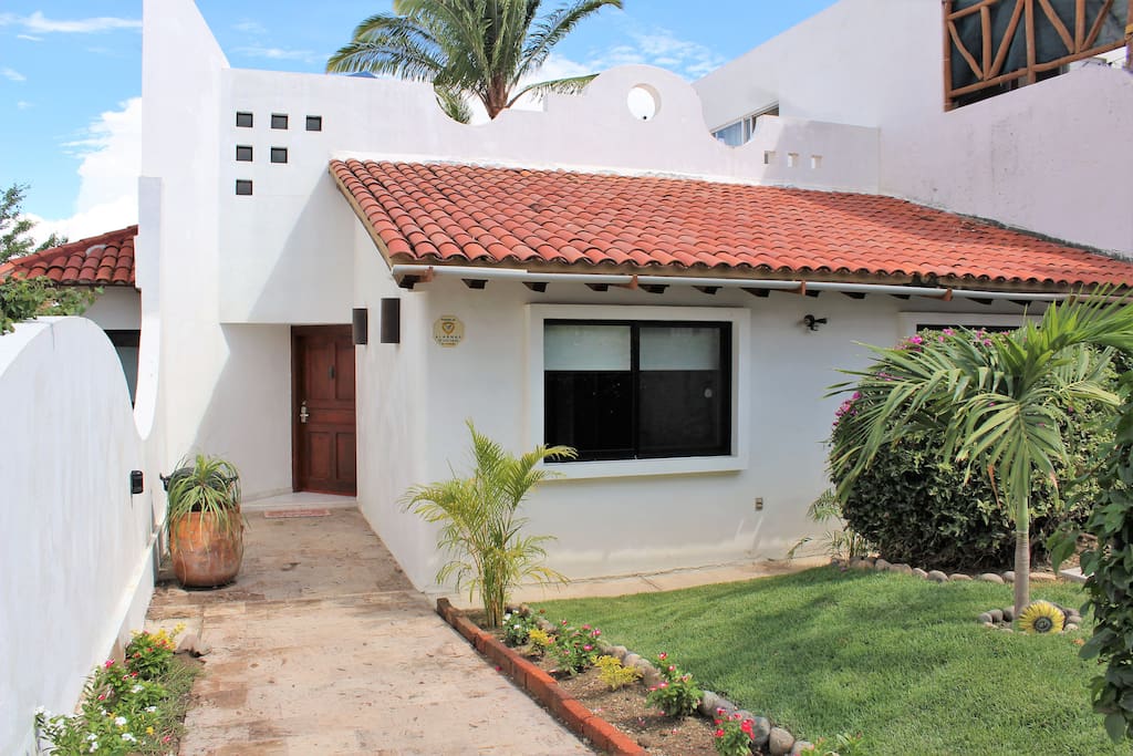 beautiful & private front entry garden