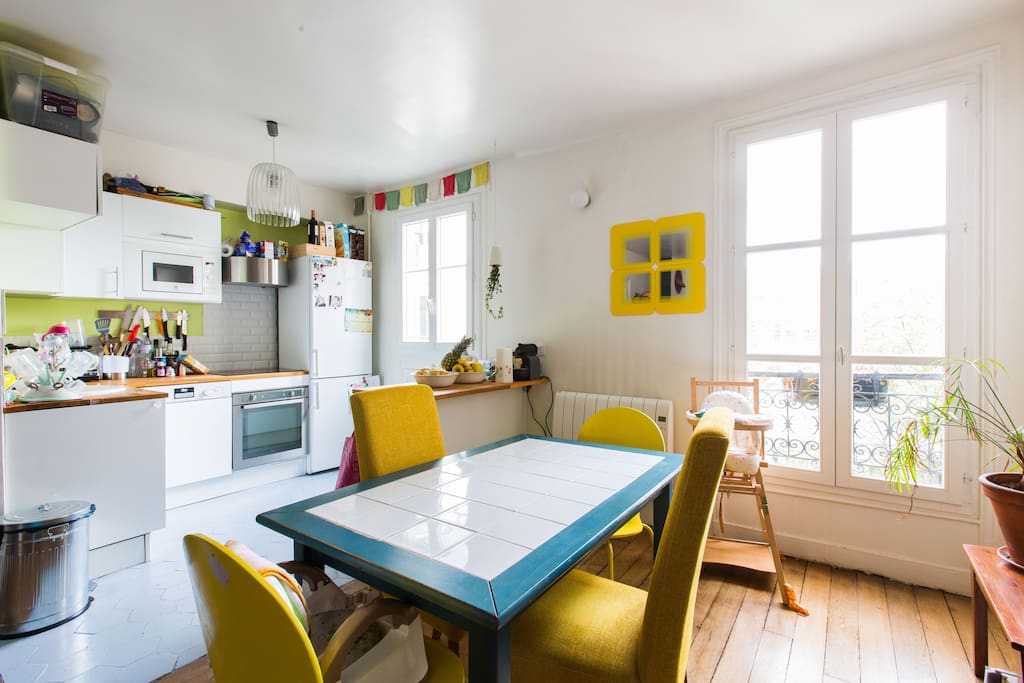 Salle à manger ouverte sur la cuisine