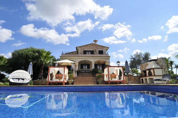 Villa con piscina, BBQ, campo de fútbol, mini golf