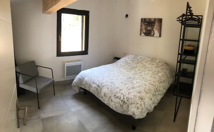 chumba cha kulala 1 ghorofani na kitanda 160 x 200 cm.