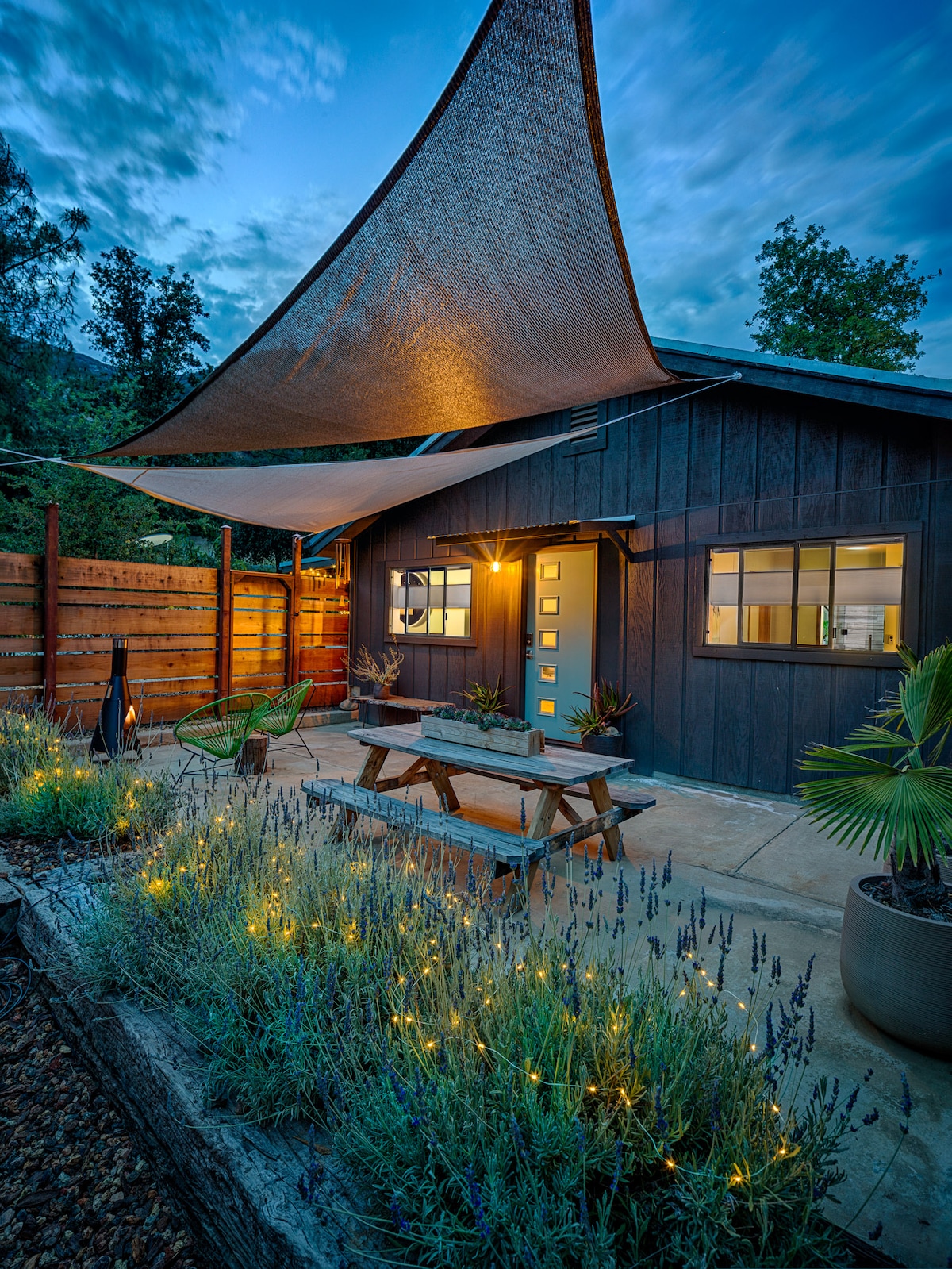 יחידת הדיור נפרדת מהבית הראשי ויש בה חצר סגורה.