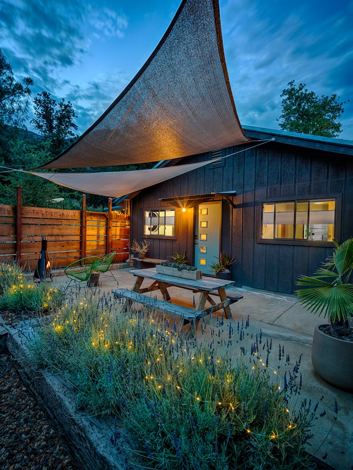 Kuća za goste odvojena je od glavne kuće i ima zatvoreno dvorište.