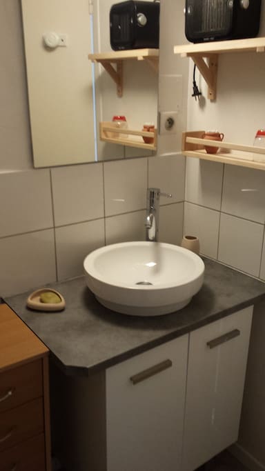 une vasque, linge de toilette fourni