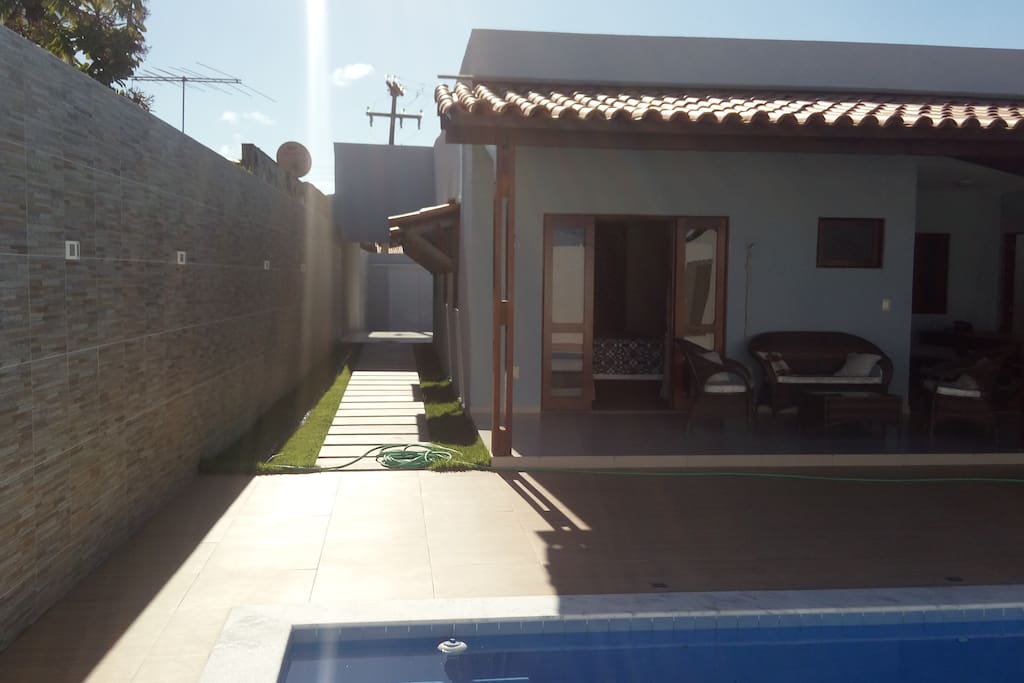 Corredor que dá acesso direto da garagem à piscina.