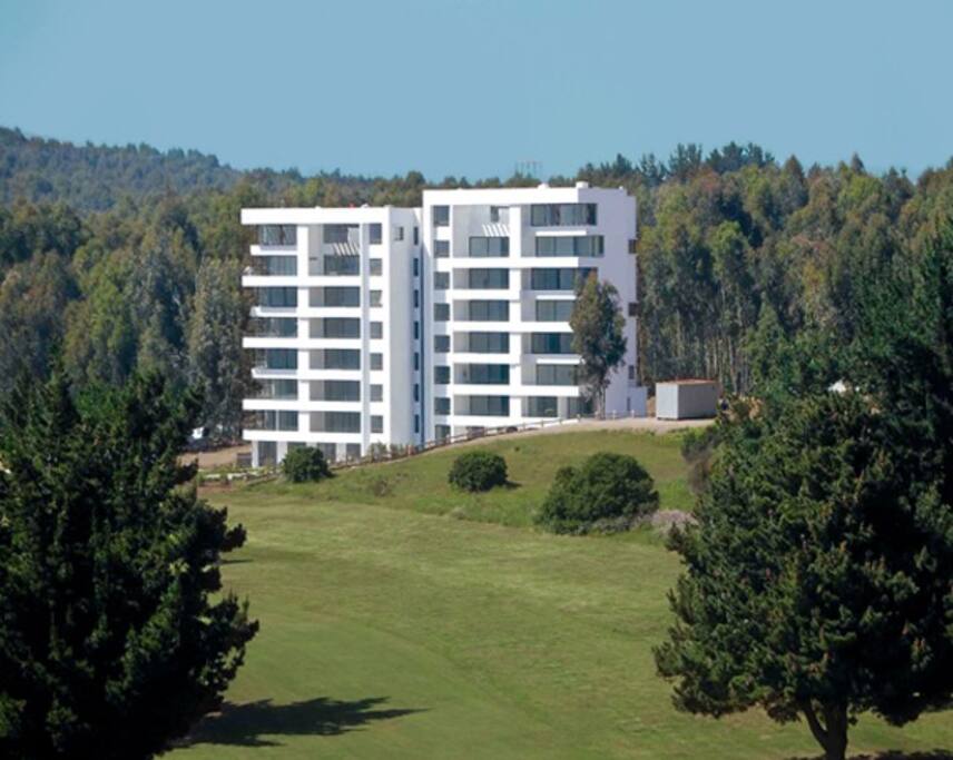 Que el departamento colinda con la cancha de golf