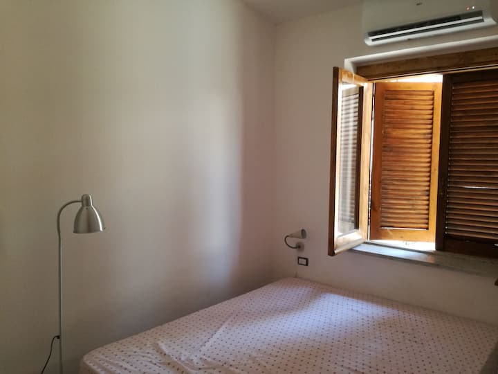 第二间卧室配有双人床