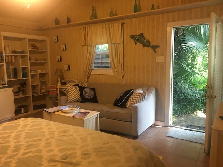 Palm Cottage Old Town Bay St. Louis near Beach Guesthouses for Rent