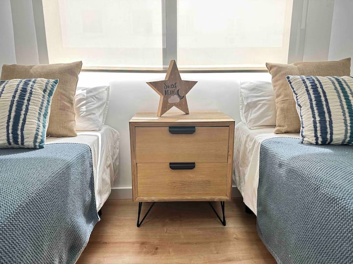 ห้องนอนเตียงใหญ่พร้อมเครื่องปรับอากาศ