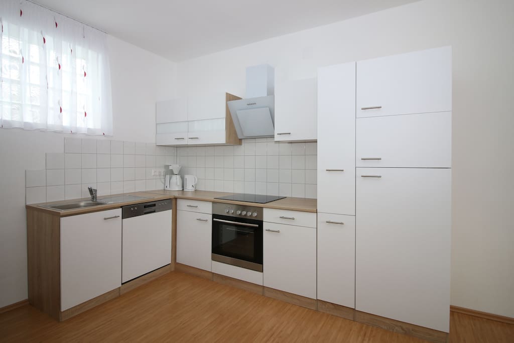 Küche mit E-Herd, Backrohr, Geschirrspüler, Gefrierschrank, Mikrowelle...
