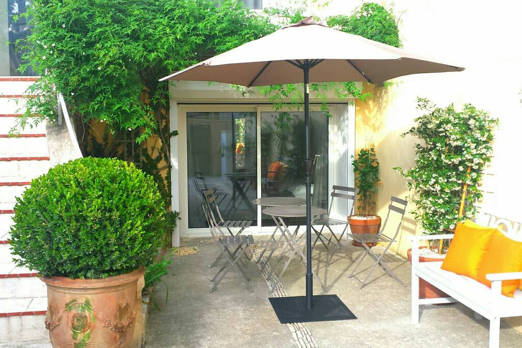 Cour avec tables et chaises pour déjeuner