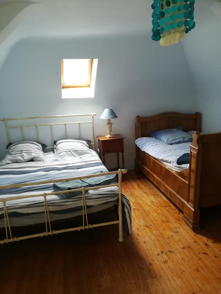 Спалня 1 - ви етаж. 1 стандартно легло 140х190 см.
1 литър de coin 120x180cm.