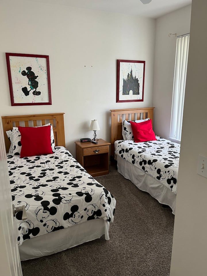 Spálňa na prízemí má dve oddelené postele. Kompletný s inteligentnou TV.