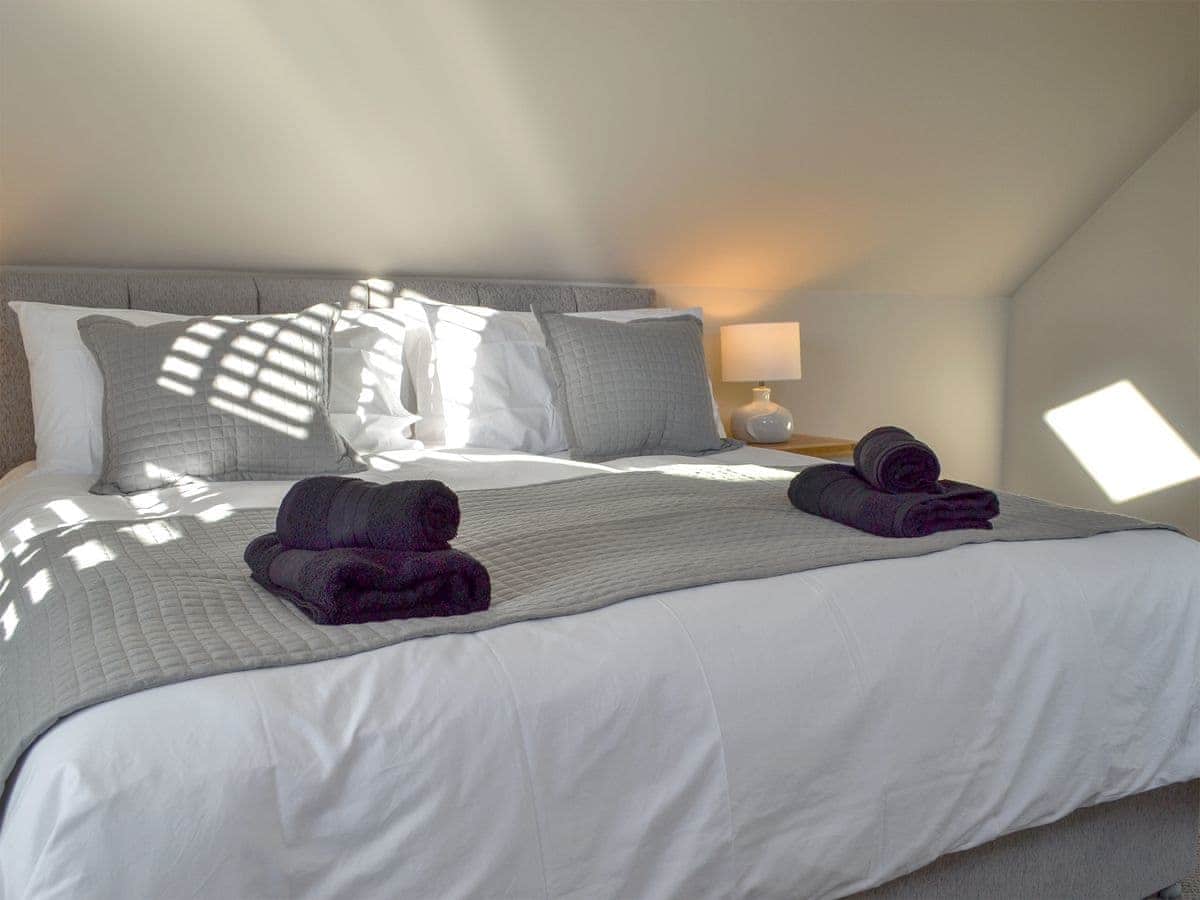 غرفة نوم في الطابق العلوي (سرير سوبر كينج أو سريران مفردان)