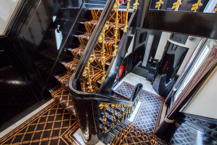 Rembrandt van Rijn apartment canal view gallery image 2