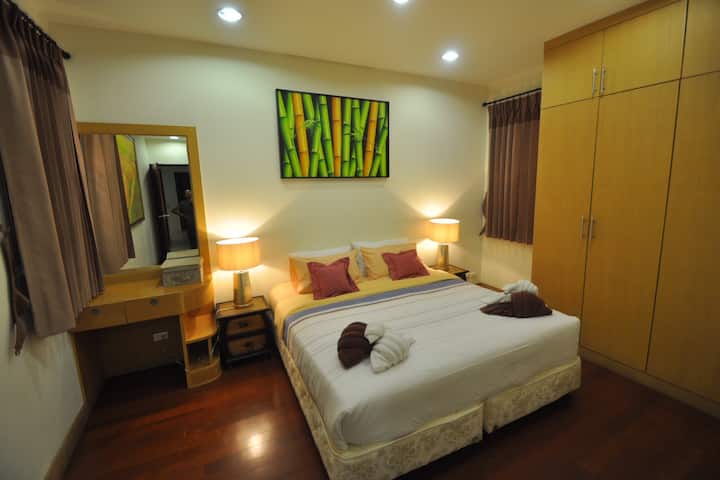 חדר שינה 3 עם מיטת קינג סייז אחת, בחדר הרחצה יש כיור ומים חמים.
