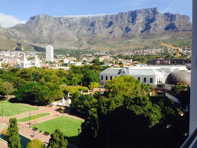 Cape Town : Penthouse with Table Mountain views