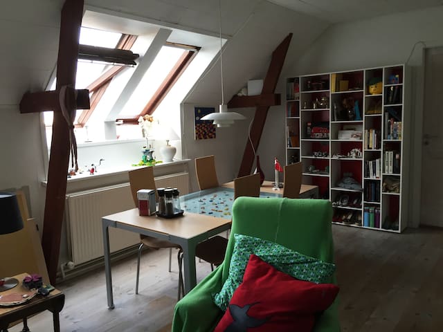 Stor og lys loftlejlighed i Århus C