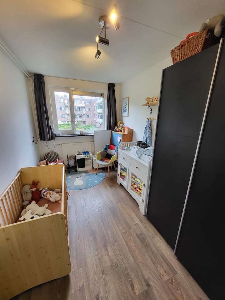 ห้องนอนเด็กรวมถึงเตียงเด็ก (0 -3 ปี) มีที่นอนเป่าลมขนาดควีนไซส์