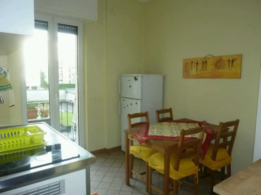 Cucina con tavolo e 4 sedie