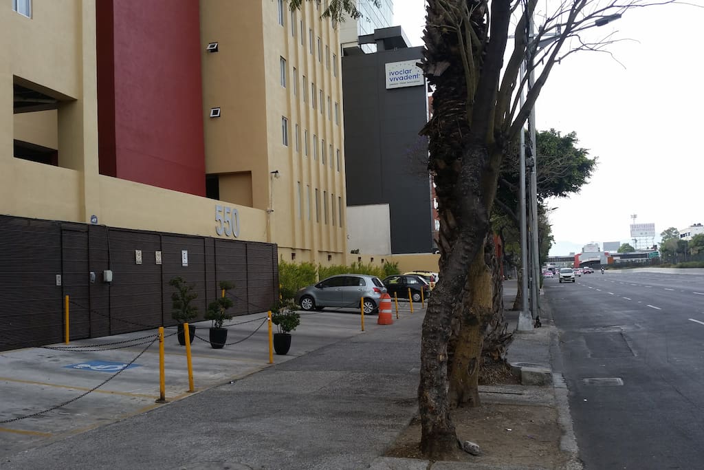 Acceso desde avenida principal.