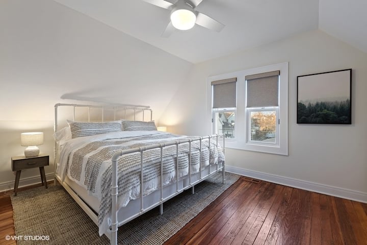 Dormitorio principal, cama tamaño king.