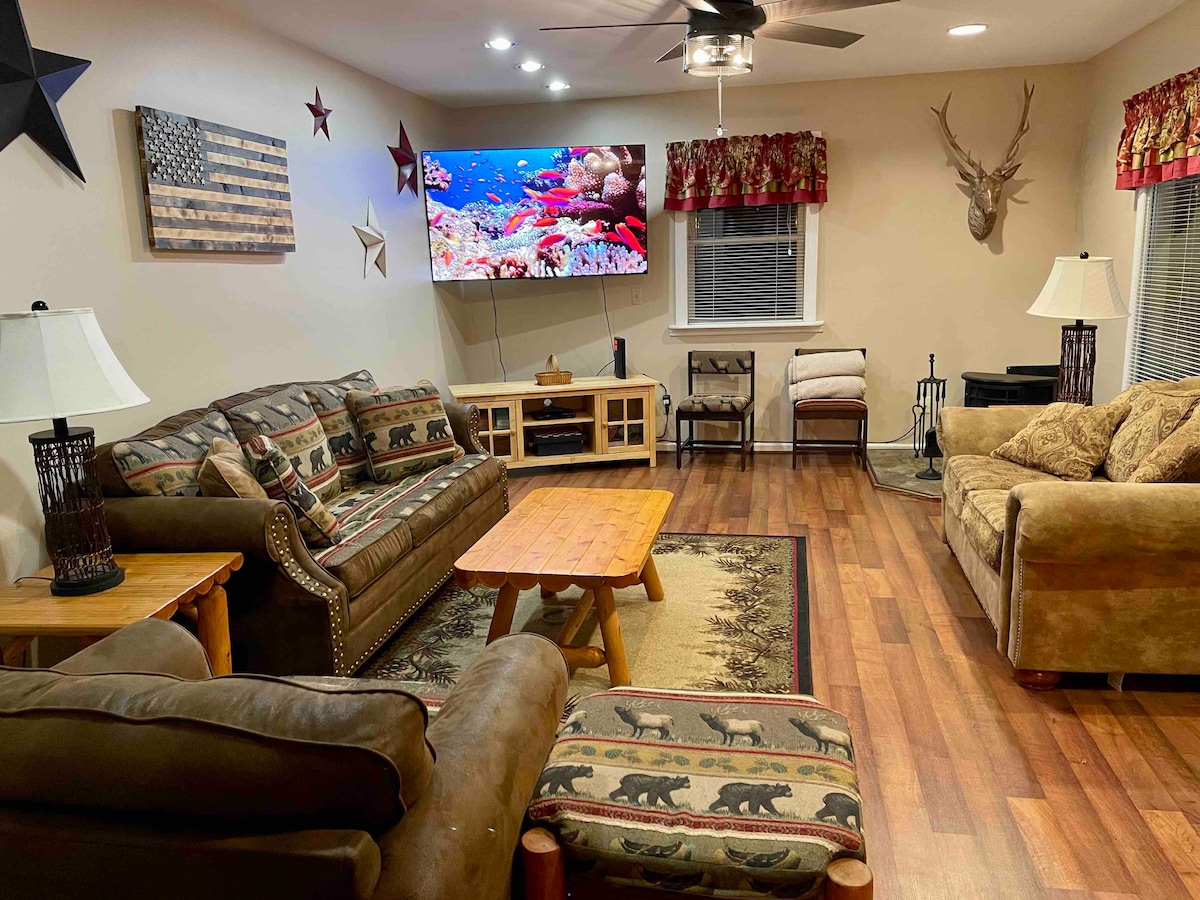 ห้องนั่งเล่น/ห้องสำหรับครอบครัวสมาร์ททีวีขนาด 65 นิ้ว