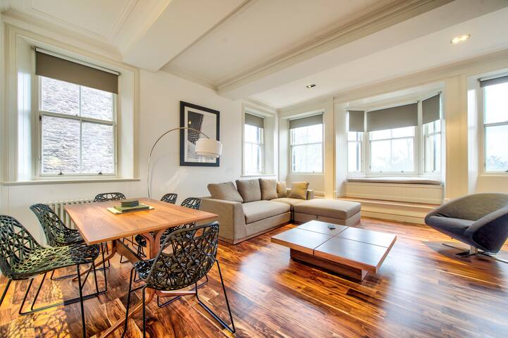 Sumptuous 2BR Apt Next To Edinburgh Castle! gallery image 3