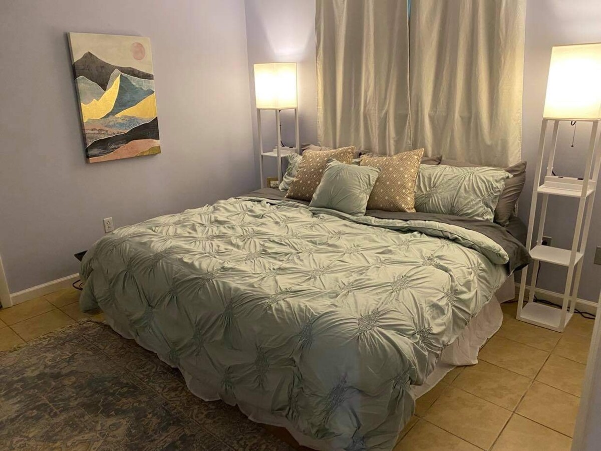 Spálňa 1 zahŕňa manželskú posteľ, dve lampy s portami USB, šatník, dvere vedúce na terasu, malý toaletný stôl a zrkadlo. 