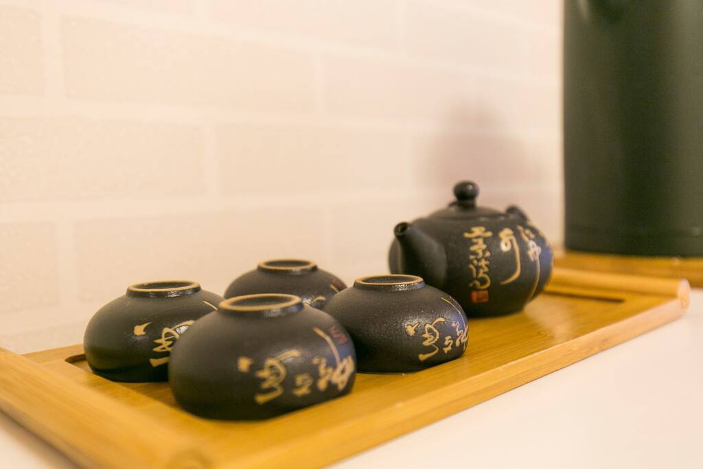 时而小酌几杯清茶,促膝长谈