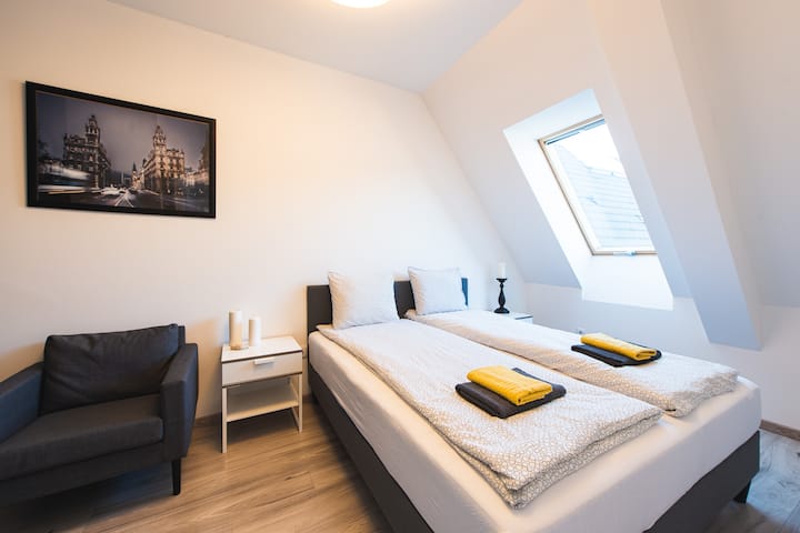 غرفة نوم أولى بسرير فرنسي