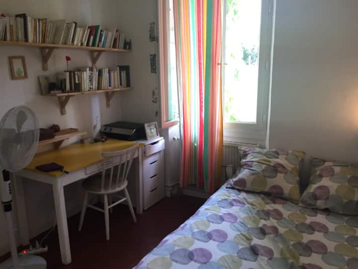 Spavaća soba 2 sada s krevetom na izdignutoj konstrukciji