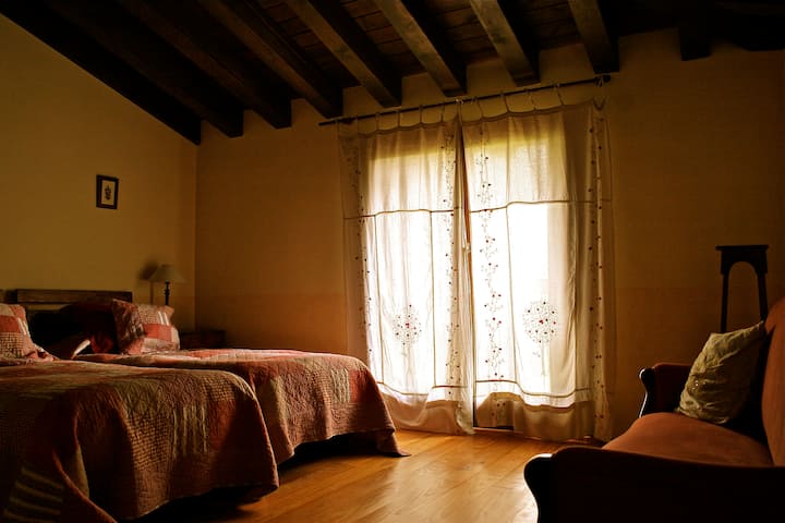 Spálne so stropmi a drevenou podlahou, ručne vyrobené postele, latexové futony z prírodných vlákien… určite budete mať nádherné sny.