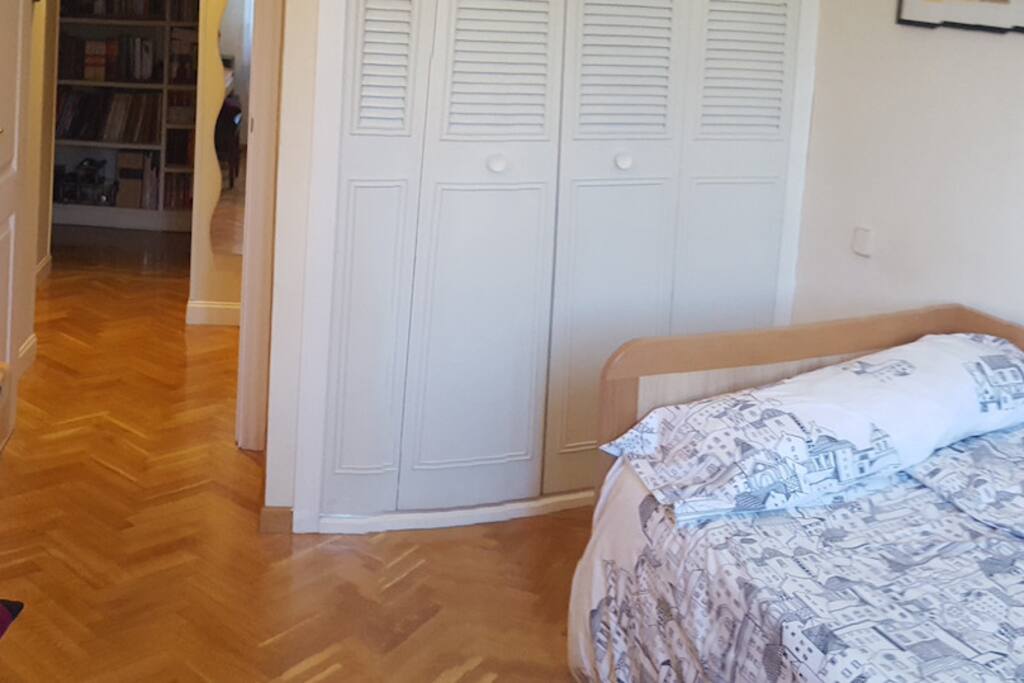Armario empotrado y baño privado