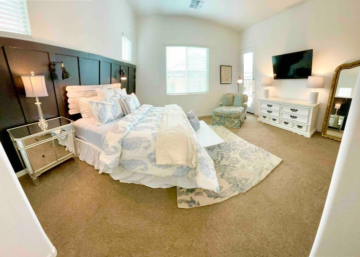 Основна спалня с двойно легло „King Size“ и 60-инчов смарт телевизор