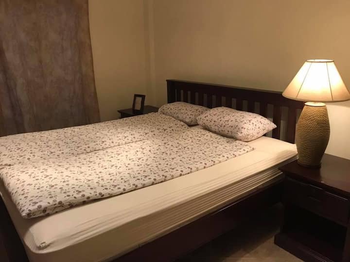 ห้องนอน 1 พร้อมเตียงขนาด 1.80 ซม. และทางเข้าห้องน้ำโดยตรง