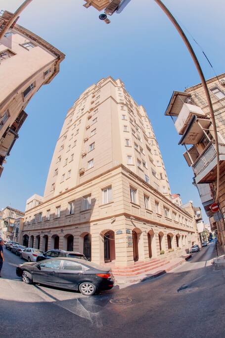 The apartment is located in the historical center of Baku, on the Fountains Square. The location is very convenient and all attractions and restaurants ("Torgovaya" Street, the Old Town, Boulevard, metro stations etc.) are in a walking distance
Квартира находится в старинном здании, в самом историческом центре Баку, на Площади Фонтанов. Очень удобное расположение и шаговая доступность до всех достопримечательностей и ресторанов (Торговая улица, Старый город, Бульвар, станция метро "Сахиль" и т.д.). Поможем с организацией всевозможных туров по Баку и регионам Азербайджана.