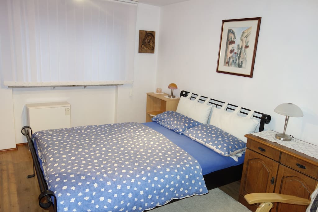 Schlafzimmer mit Doppelbett