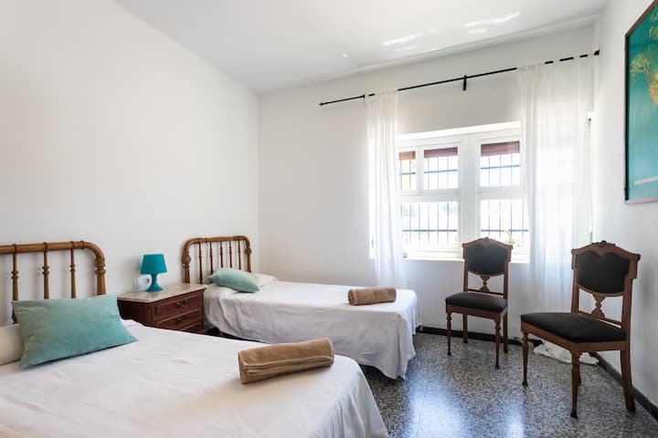 Ფართო ოთახები ჩაშენებული კარადებით. Ორი საწოლი 0.90 -ად.