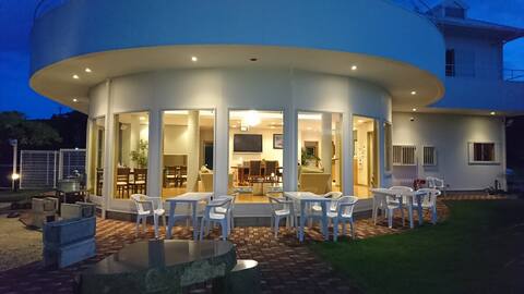 From the queen size villa (2 people) to groups with private beaches are OK!