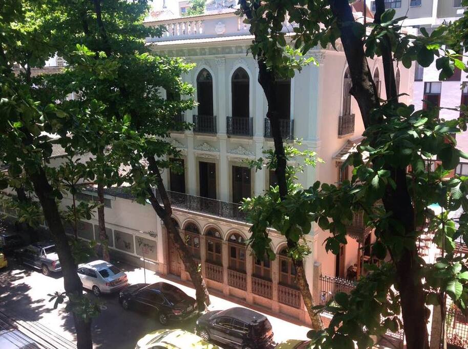 Vista da sala para a Rua Gago Coutinho
