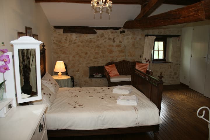 غرفة نوم بسرير مزدوج وسرير في الطابق العلوي