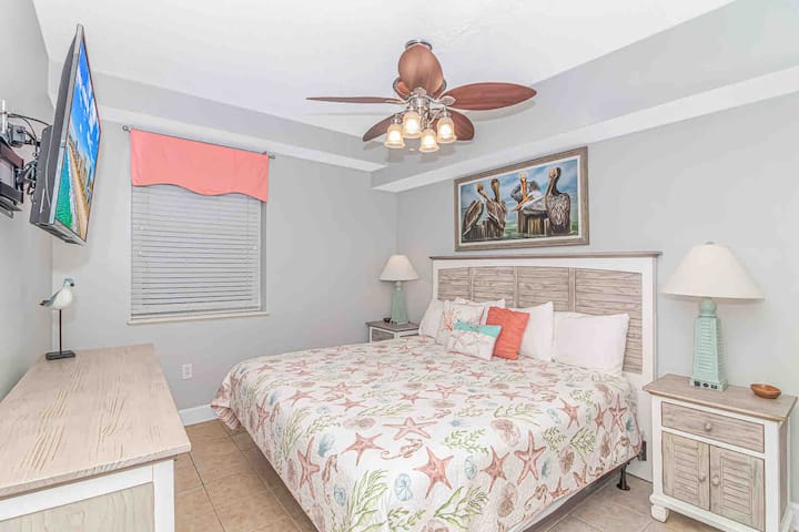 Голема спална соба со брачен кревет (широк 150-179 см), сопствена бања со туш и телевизор со рамен екран.