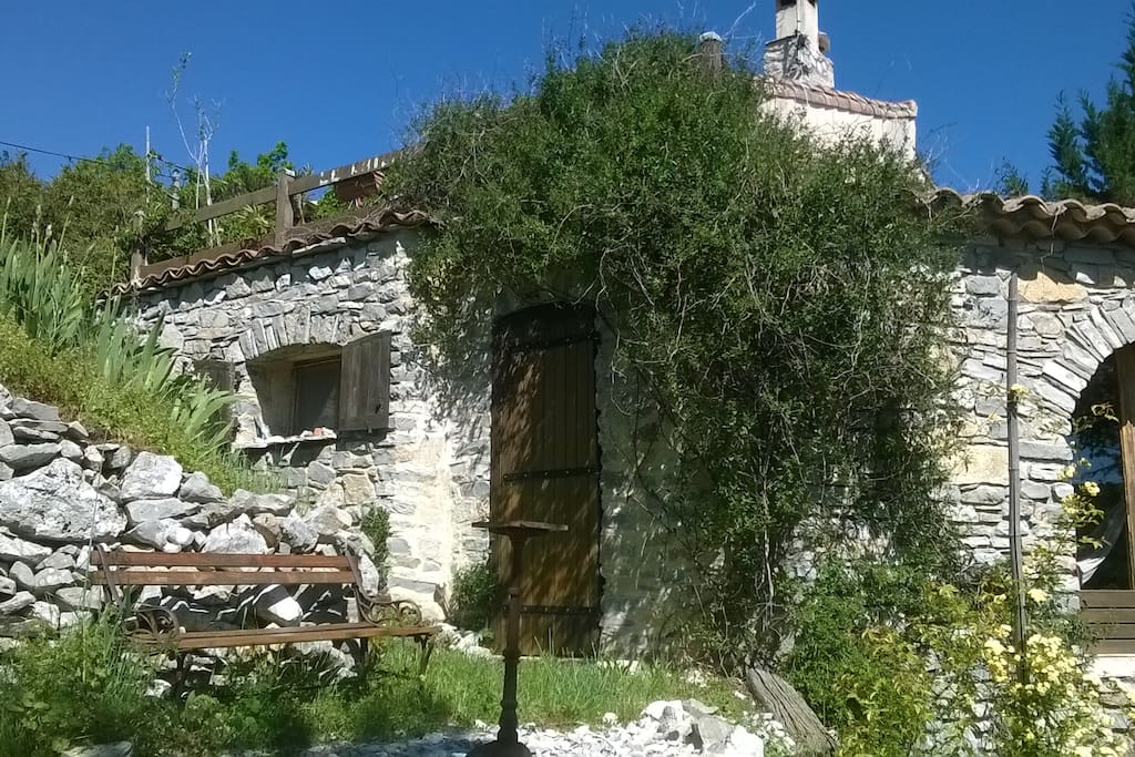 Porte fenêtre et fenêtre de la chambre avec la petite terrasse