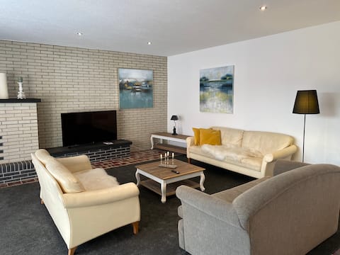 Beautiful, 140 sqm ground floor apartment with terrace near the city