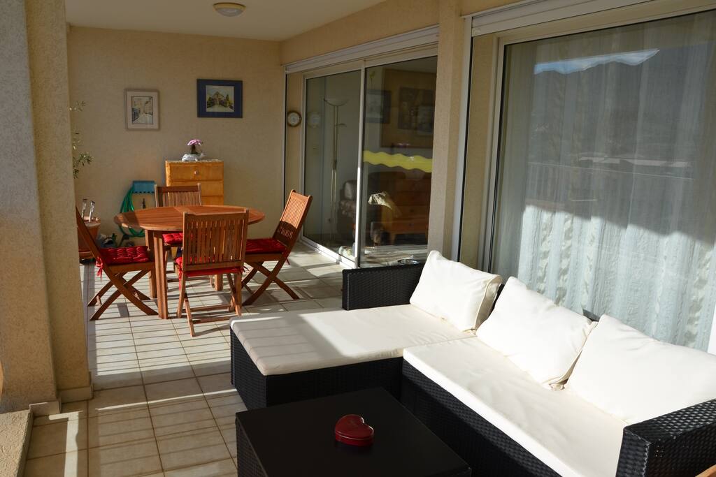 Coin salon et coin repas sur la terrasse