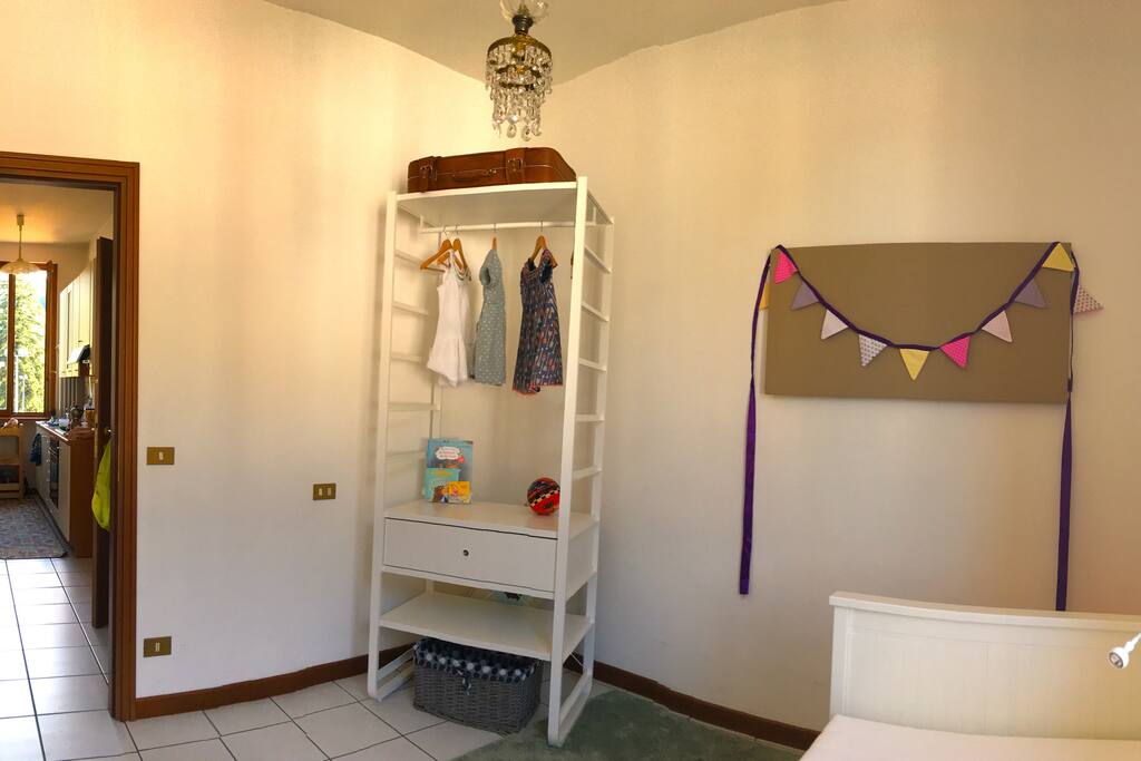 Kleiderschrank im Kinderzimmer