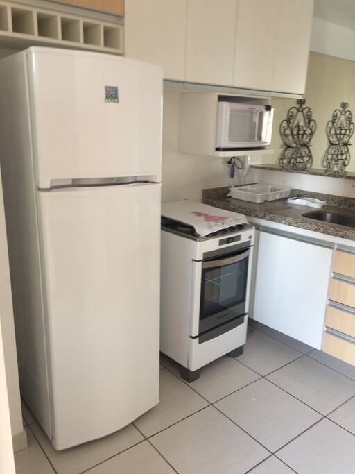 Cozinha completa com microondas