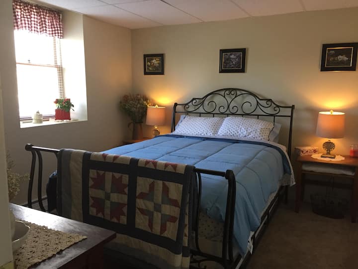 U svakoj spavaćoj sobi ima novih madraca i posteljine.