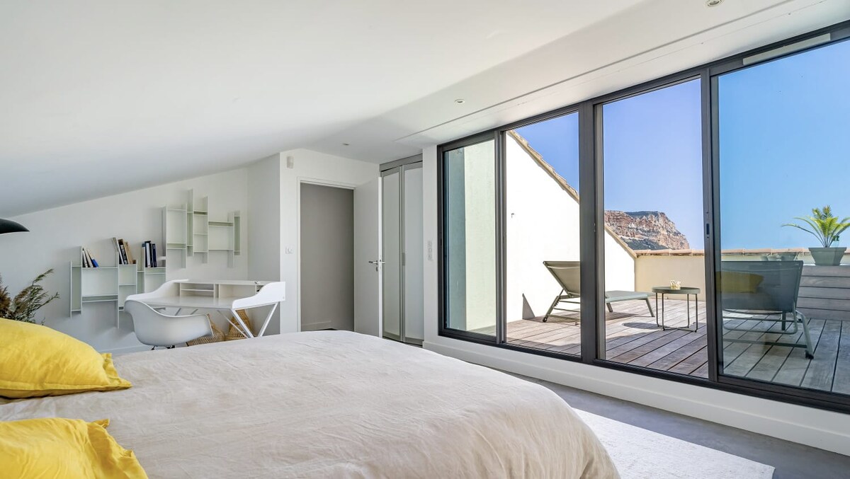 סוויטה ראשית עם מרפסת טרופזית